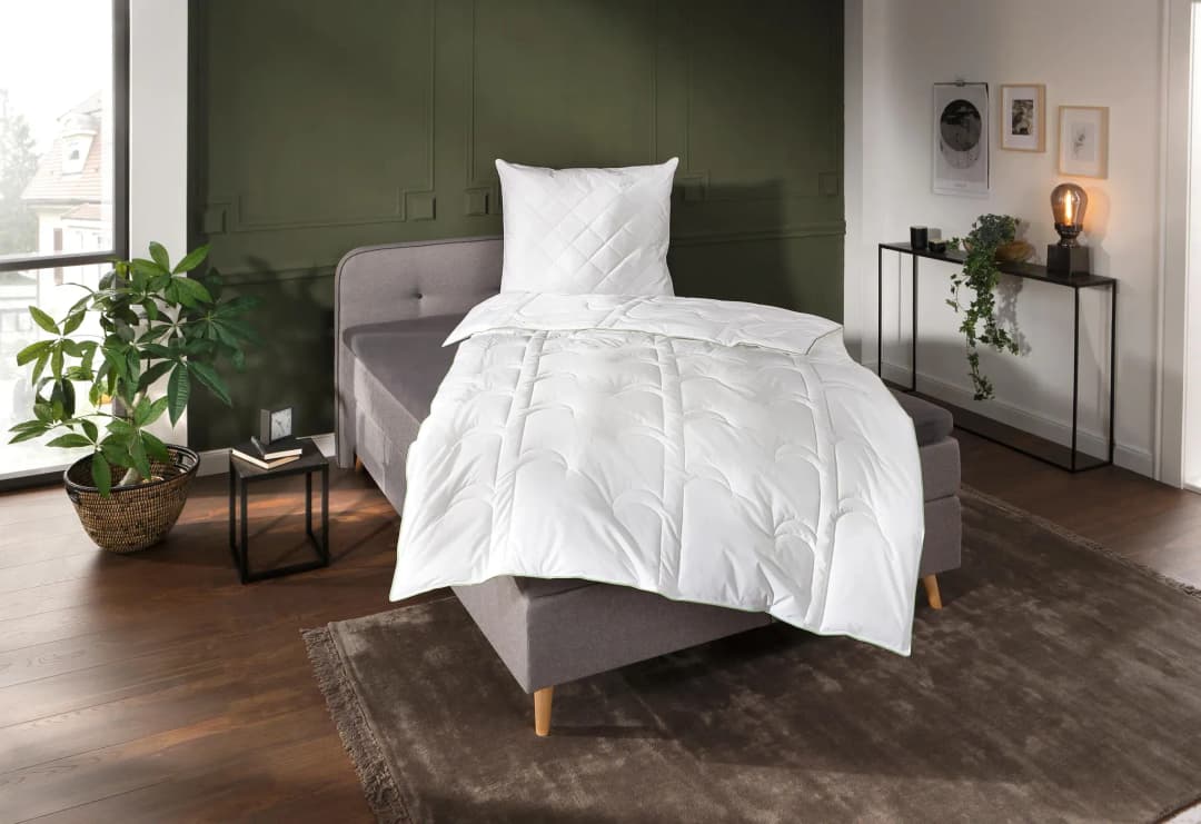 Naturfaserbettdecke »Iris«, leicht, (1 St.), feuchtigkeitsregulierende, hochwertige Füllung aus 100% Viskose, Bettdecke 92612102-0 weiß B/L: 155 cm, x 220 cm