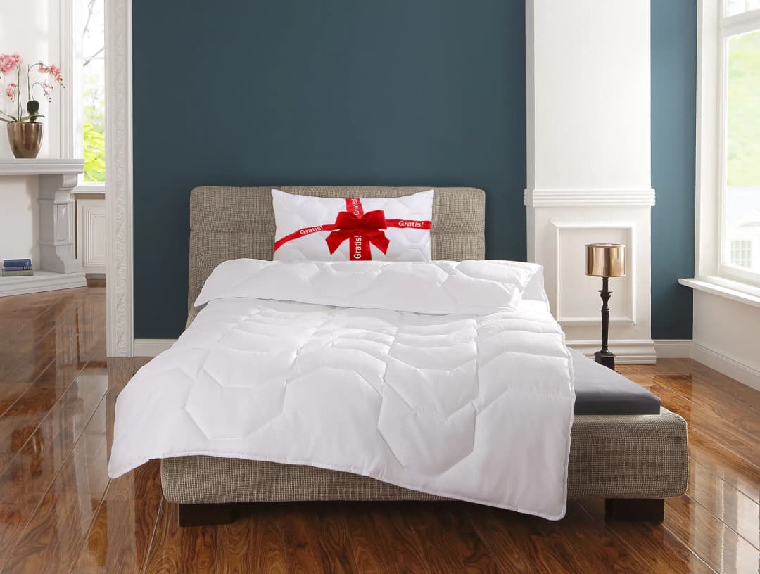 Microfaserbettdecke OTTO HOME "Corella, Bettdecke 135x200 cm, mit Gratis-Kissen dazu: 40x80 cm", weiß, B:135cm L:200cm, Obermaterial: 100% Polyester.