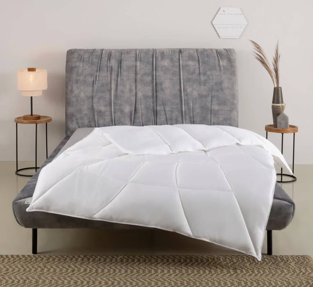 Kunstfaserbettdecke OTTO HOME "Lotus, Bettdecke 135x200 cm, 155x220 cm und weiteren Größen, Winter", weiß, B:200cm L:200cm, Bezug: 100% Lyocell. Füllung: 100% Polyester, Bettdecken, Bettdecke, 4 Jahreszeiten, Decke für Hausstauballergiker geeignet