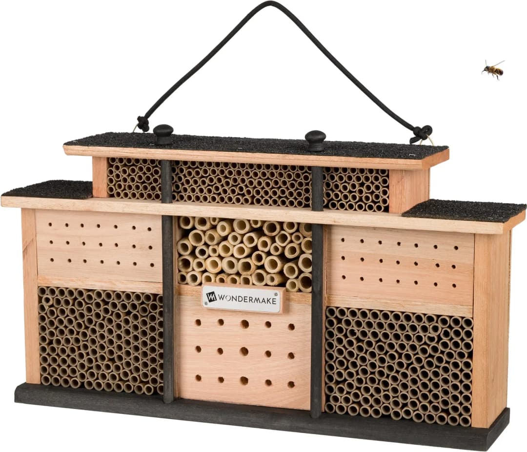 Design Insektenhotel aus Holz mit 7 Zimmern und Terrasse, Bienenhotel groß hängend Nisthilfe für Wildbienen, 48 x 10,5 x 27 cm, braun schwarz