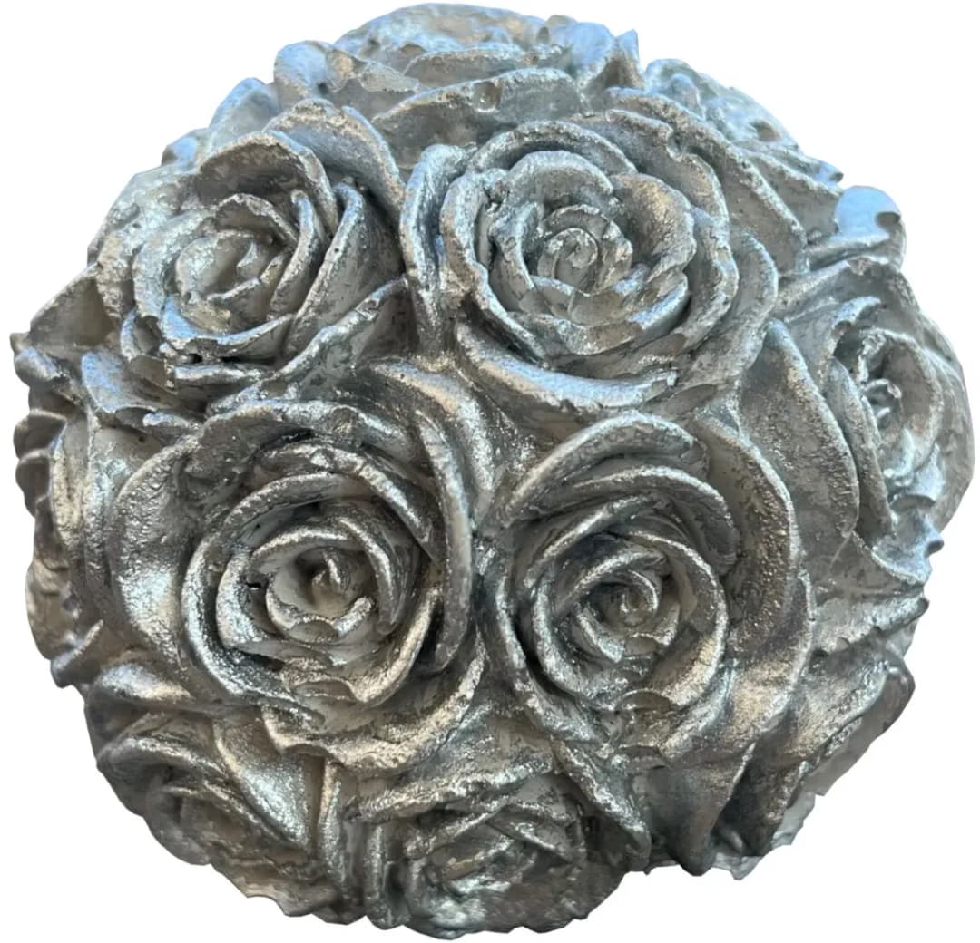 Beton Rosenkugel mit silberner Patina - eine ganz besondere Dekoration
